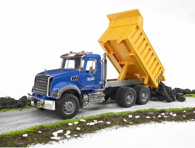 BRUDER, Camion pompier MACK granite avec échelle et pompe a eau