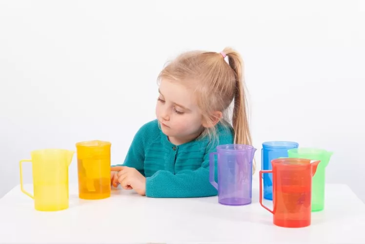 Set de 6 carafe translucide colorate pentru activitati senzoriale