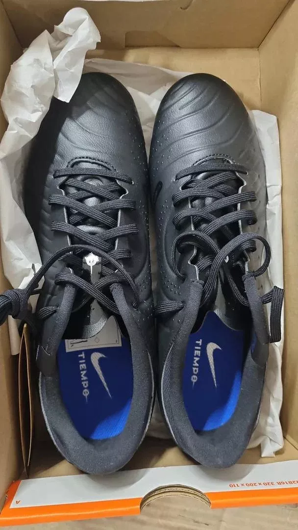 Ghete de fotbal Nike Legend 10 pentru barbati Marimea 43 - OUTLET