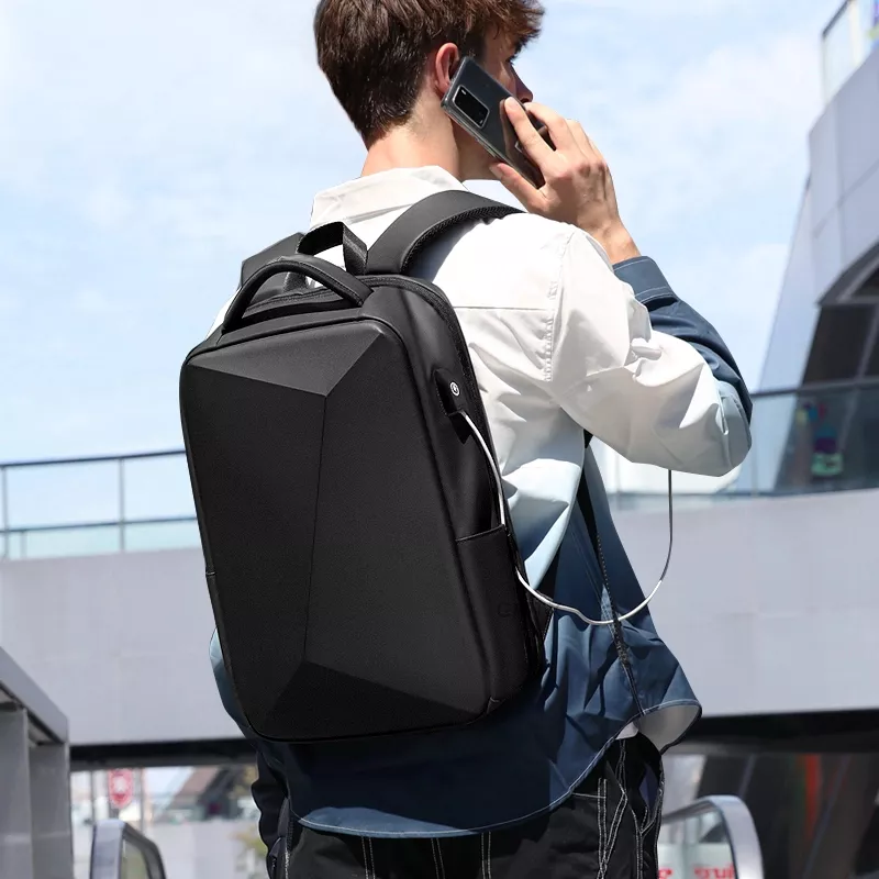 Rucsac laptop 15.6 extensibil hard shell cu USB si cifru antifurt