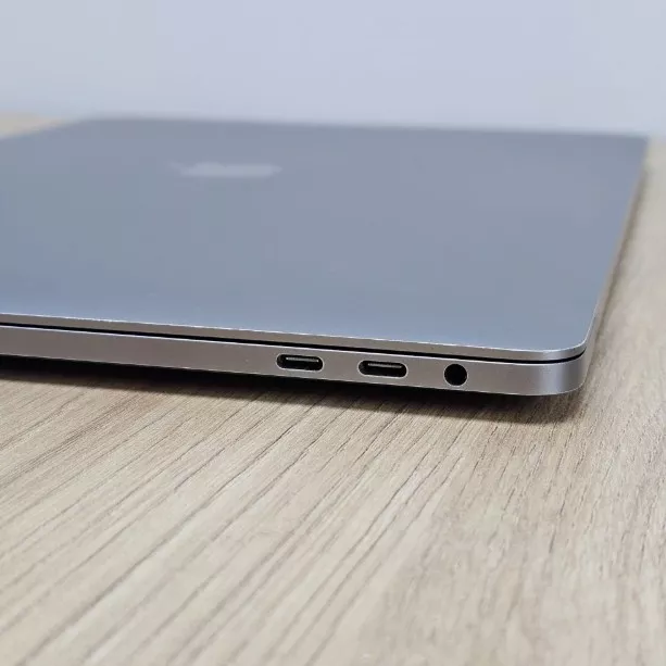 Apple MacBook Pro 15 1/A1990 Refurbished I7-8750H 16 GB RAM 512 GB